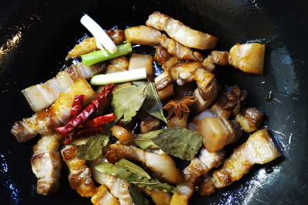 红烧肉炒糖色时不小心炒糊了，怎么去除苦味