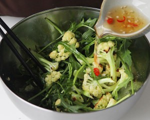 芝麻菜松仁香煎鸡腿肉的做法