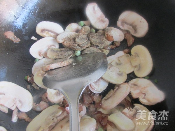鲜虾菌菇熏肉披萨