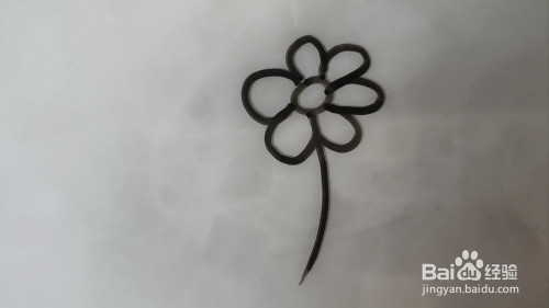 今天我们来认识一下花朵里面的六瓣花,这个六瓣花如果用简笔画的方法