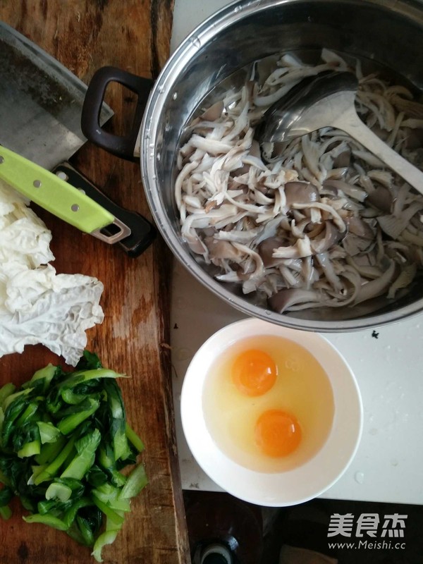 蘑菇鸡蛋汤的做法