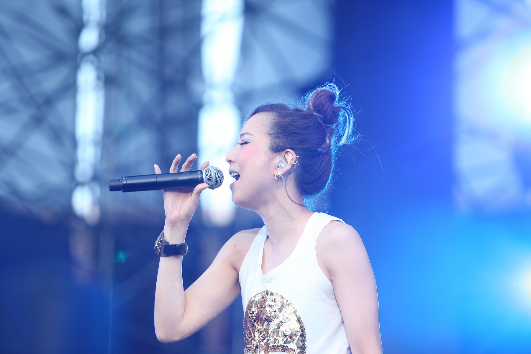 你给我的爱,却不给我未来,有什么等待. 这段歌词是那首歌的歌词