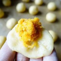 制作咸蛋黄肉松麻薯包