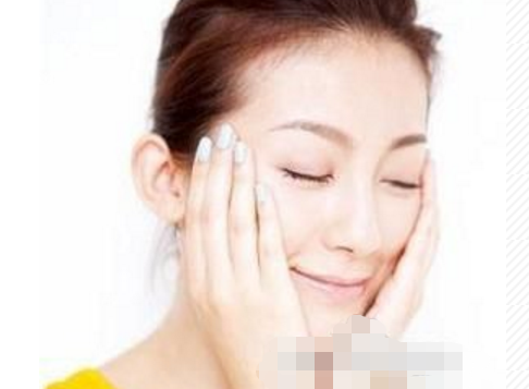 涂抹乳液的方式和手法