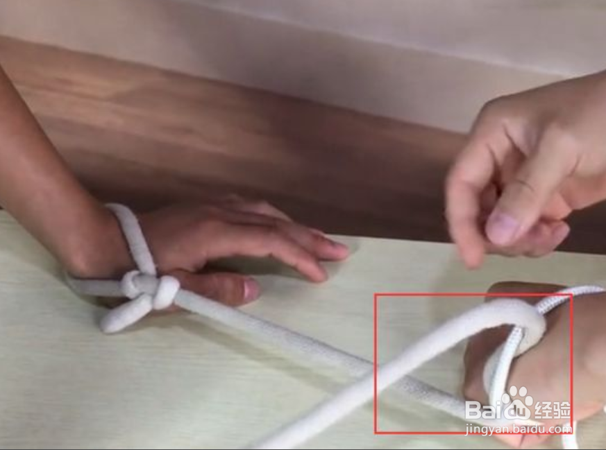 两个人手戴两根绳子怎么转出来