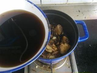 榛蘑炖鸡腿，营养又好又保护一眼睛！