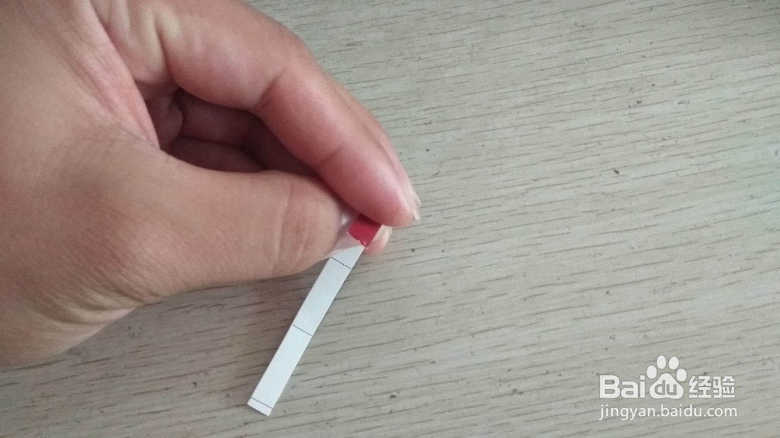 如何用一个细长的硬卡纸做三支中性笔的简易支架