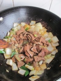 养生菜谱———洋葱炒猪肝