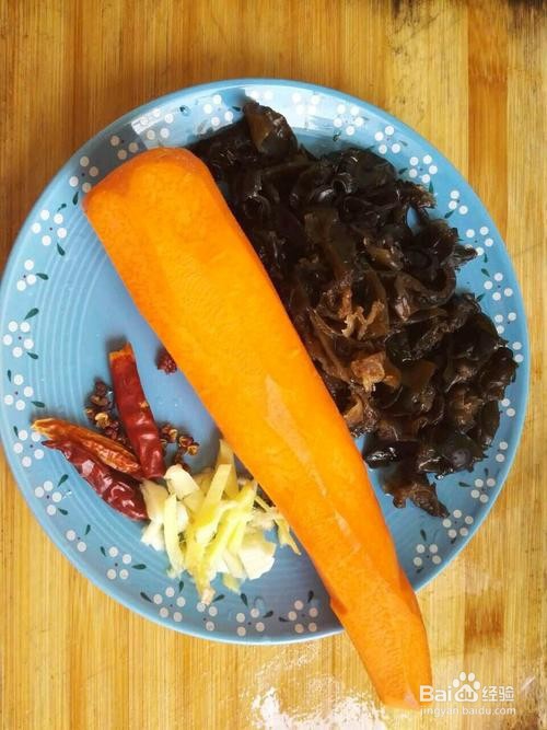 胡萝卜木耳炒肉片的做法