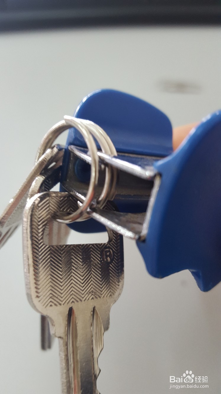 如何轻松不伤指甲从钥匙圈里取下钥匙