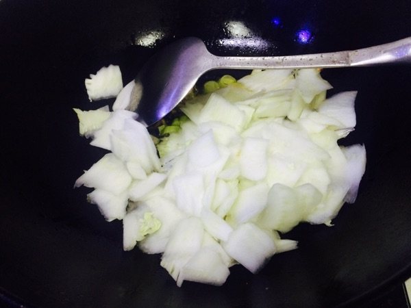 白菜炒木耳的做法，妈妈们学会了吗？