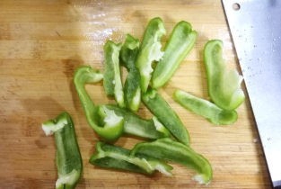 青椒炝炒荷包蛋制作的步骤