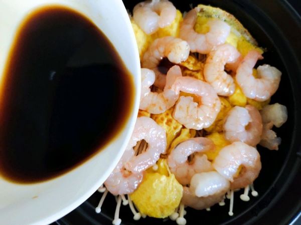 虾仁金针菇豆腐煲
