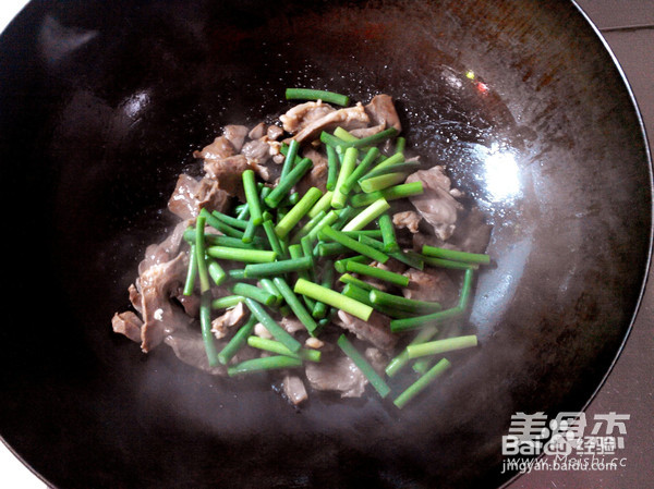蒜苔炒猪心的做法