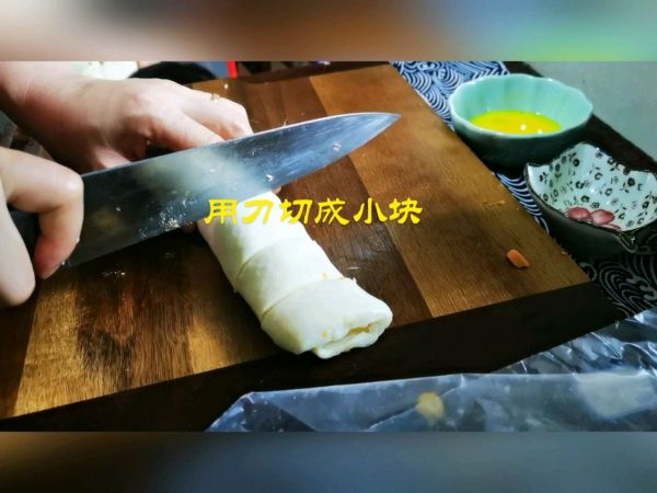 手抓饼肉松香肠芝士卷