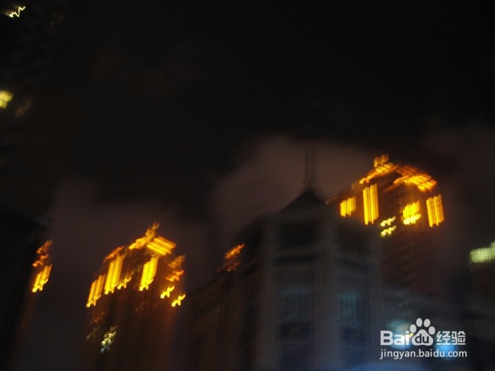 老年人在夜间怎样用相机捕捉天上白云的画面