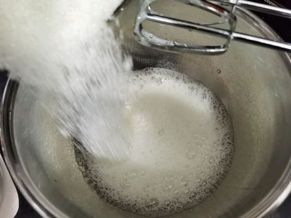 爱心白巧克力夹心慕斯蛋糕