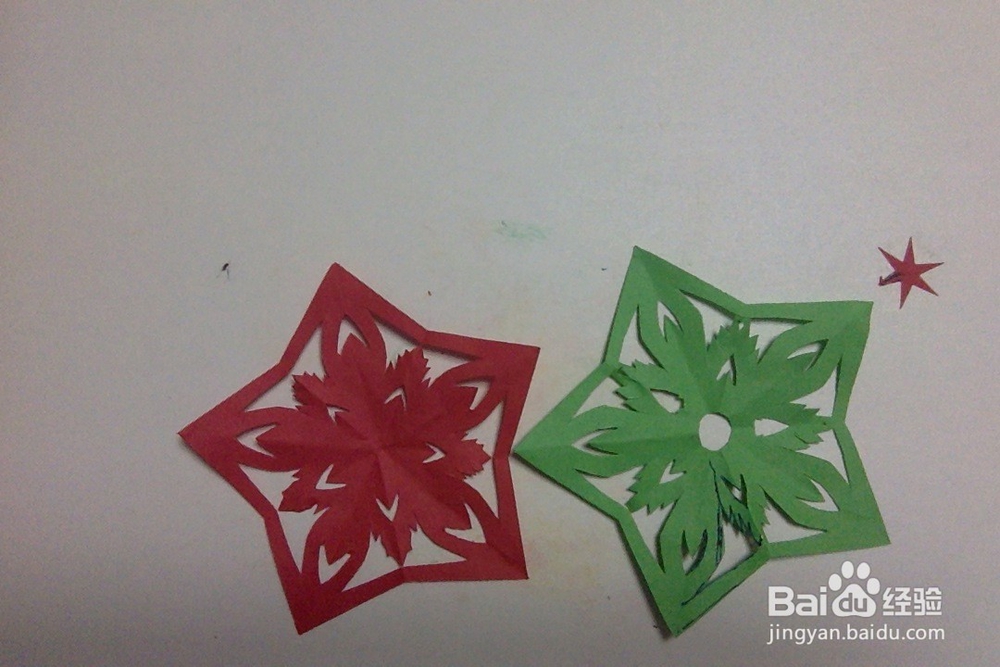 <b>怎样剪五角星？手工剪纸五瓣花朵窗花</b>