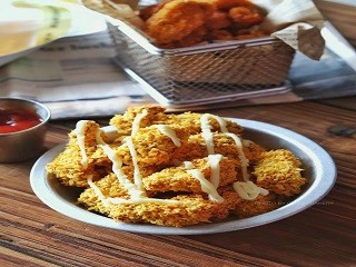 捞出,控油,挤上沙拉酱.