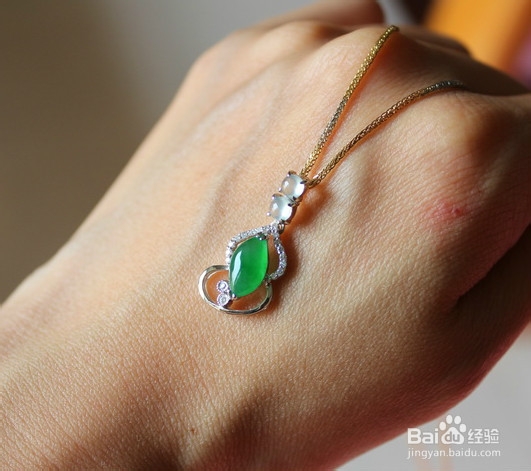 如何根据肤色搭配翡翠