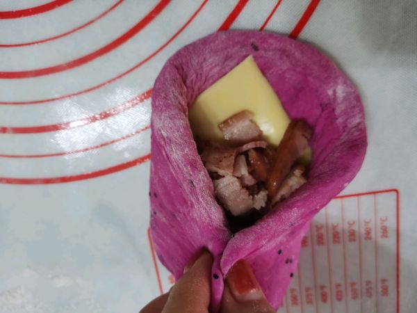 火龙果芝士培根包