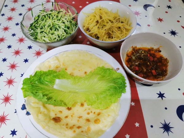蒜蓉蔬菜卷煎饼