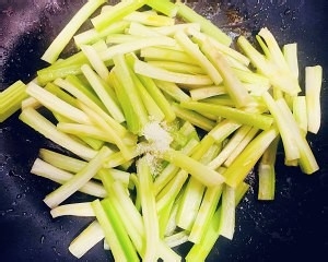 如何做芹菜辣炒银鱼干