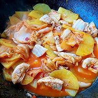 五花肉辣白菜炒土豆片