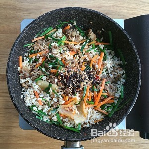 香辣肥牛糙米饭的做法