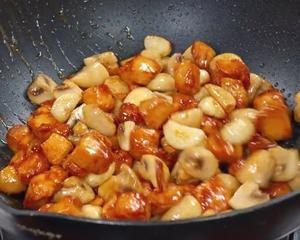 家常小炒菜鸡肉炒口蘑怎么做？