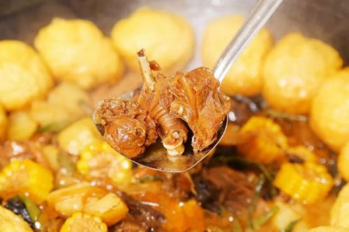 铁锅炖鸡贴饼子