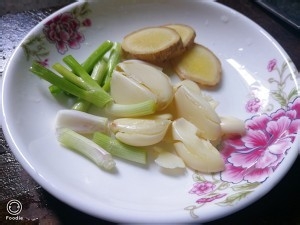 健康养生佳品秋葵杏鲍菇木耳炒虾滑的做法