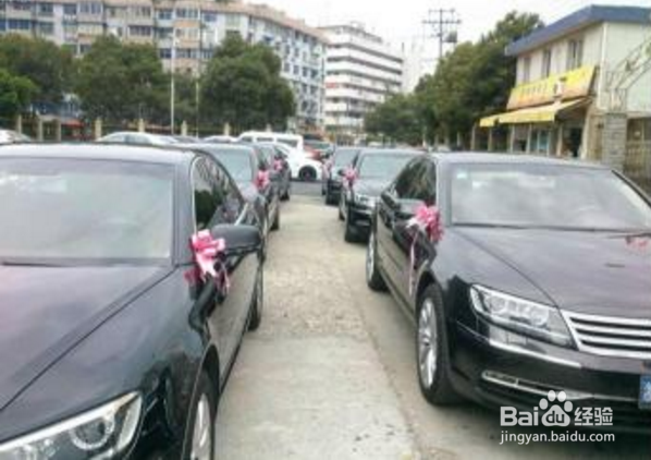 土豪迎亲迈巴赫后跟着九辆大众，众人惊呼不简单