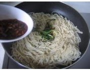 宝宝辅食：开洋葱油拌面
