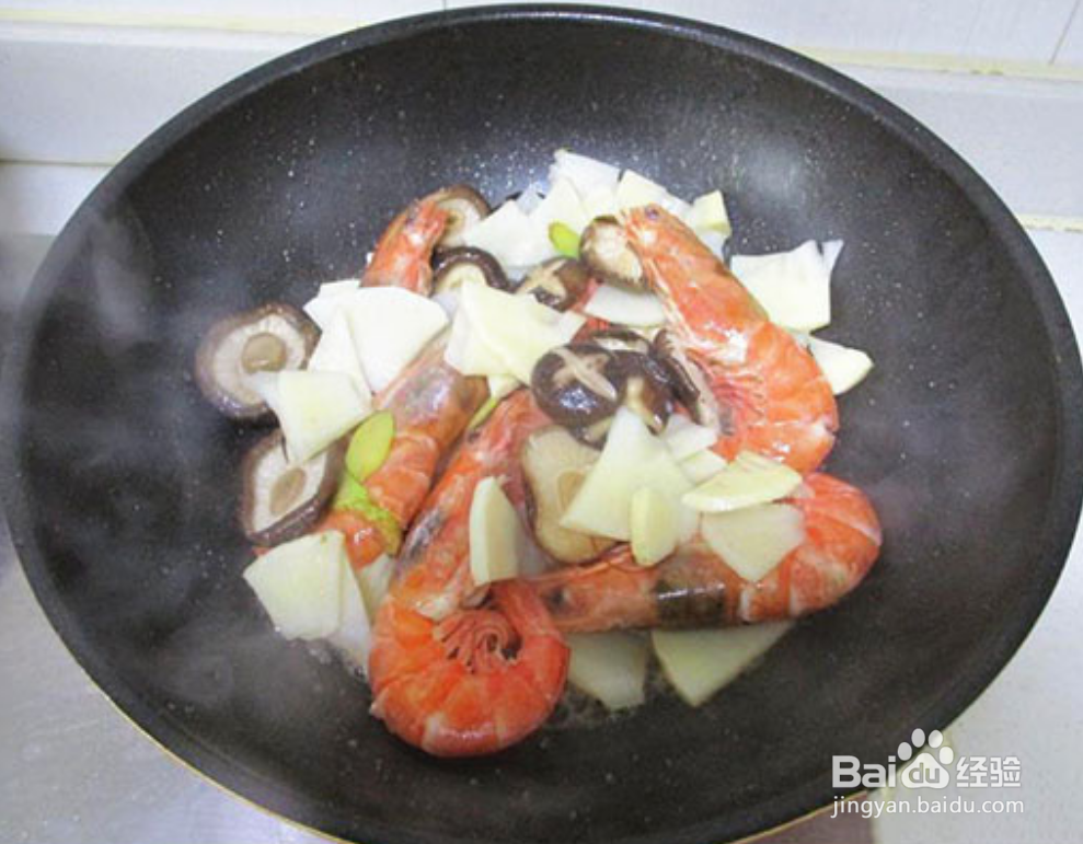 香气四溢，味道鲜嫩的春笋香菇烧大虾