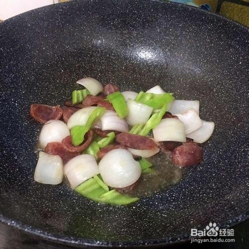 青椒洋葱炒腊肠的做法