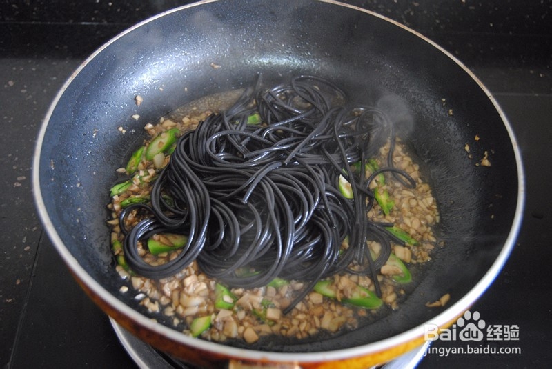 蘑菇汁墨鱼面怎么做