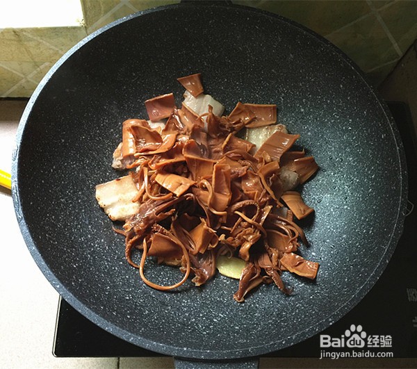 五花肉烧鱿鱼的做法