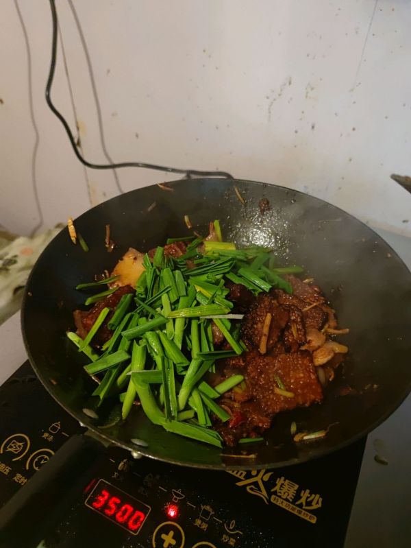 黔西黄粑炒回锅肉