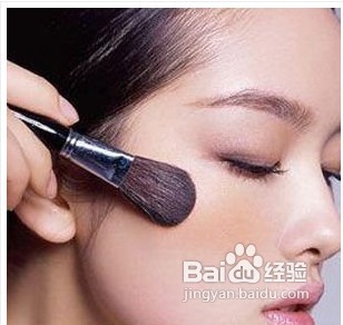 怎样打造彰显优雅气质的晚宴彩妆