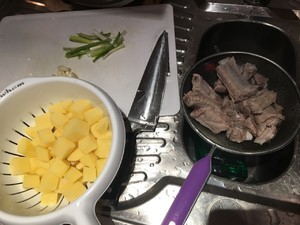 家常土豆炖排骨如何做？