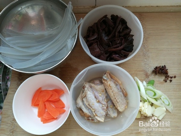 如何制作红蘑鸡翅炖宽粉