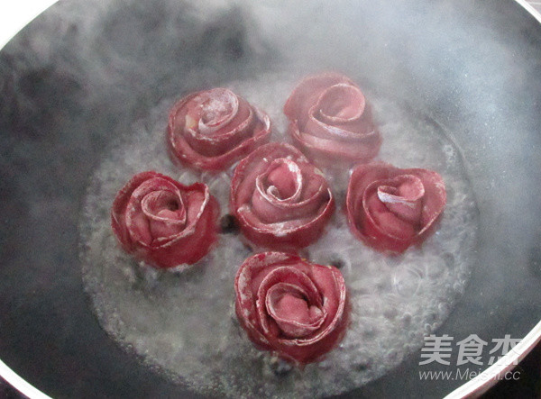 玫瑰花煎饺的做法