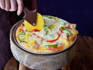 彩椒培根披萨怎么做？