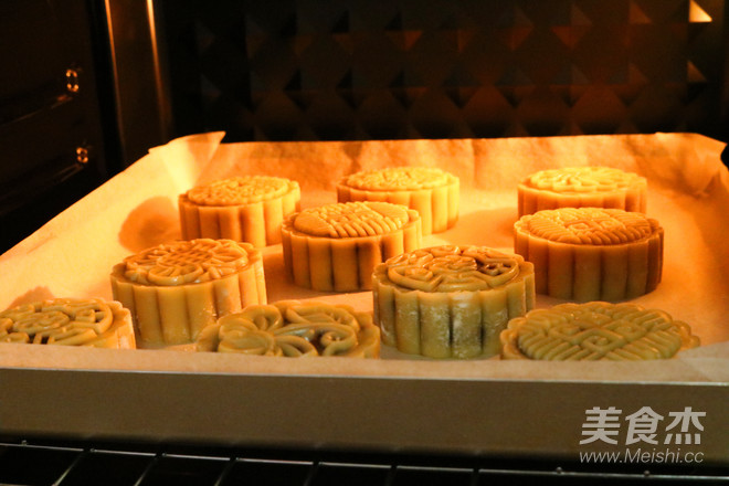 莲蓉蛋黄月饼