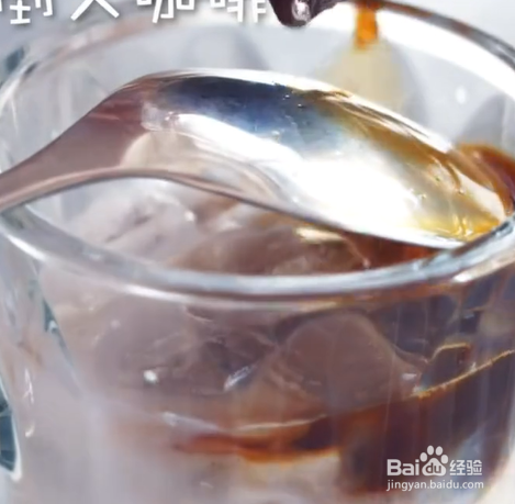 如何制作冰拿铁？