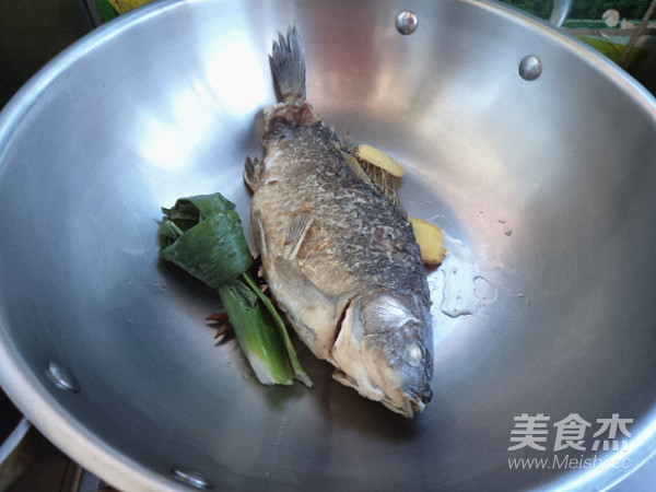 酸菜鲫鱼的做法