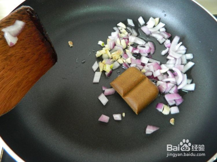 如何在家制作咖喱土豆盖饭