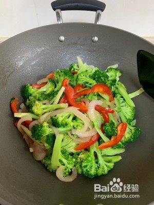食补养生洋葱红椒炒西兰花的做法