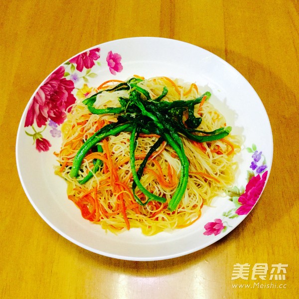 菜心炒米粉的做法